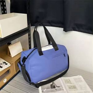 Muestra gratuita de bolsa de lona de poliéster rosa grande, acolchada, con diseño personalizado, para mujer, ideal para viajes y gimnasio, con logo. - Product Image 5