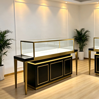 Vitrine Kaca Buatan Khusus dengan Kaki Logam Hitam untuk Pajangan Perhiasan