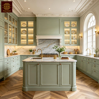 Meubles de cuisine sur mesure de design français, armoires de cuisine de luxe en bois massif vert sauge pour villas et appartements en France et au Royaume-Uni