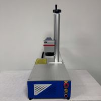 Marqueur laser à fibre de bureau à refroidissement par air haute précision 50W pour le marquage de l'acier inoxydable et la gravure sur pierre