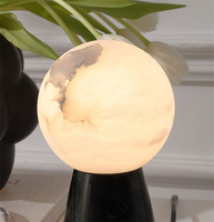 Lampe de table Creative Planet en marbre noir Marquina, lampe conique avec sphère en albâtre espagnol rétroéclairée