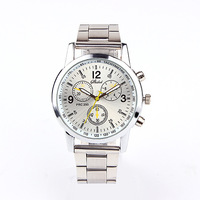 Montre à bracelet en acier pour homme, style exposition, à trois ou six aiguilles, une montre à bracelet en acier tendance et à la mode.