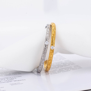 กำไลข้อมือรูปตัว C ชุบทองไทเทเนียมสไตล์จีนโบราณ ประดับเพชร ดีไซน์ลายเถาวัลย์ สำหรับผู้หญิง แบบเปิดได้ - Product Image 4