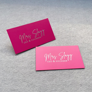 การ์ดอวยพรพร้อมโลโก้ส่วนตัว สีชมพูเข้มแบบด้าน ปั๊มฟอยล์เลเซอร์ลายลายมือพร้อมคิวอาร์โค้ด บัตรธุรกิจแบบกำหนดเองสำหรับเครื่องสำอาง - Product Image 2