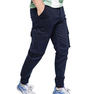 Pantalones cargo ligeros y transpirables para hombre, con seis bolsillos, corte recto y tela suave de poliéster y algodón. - Product Image 2