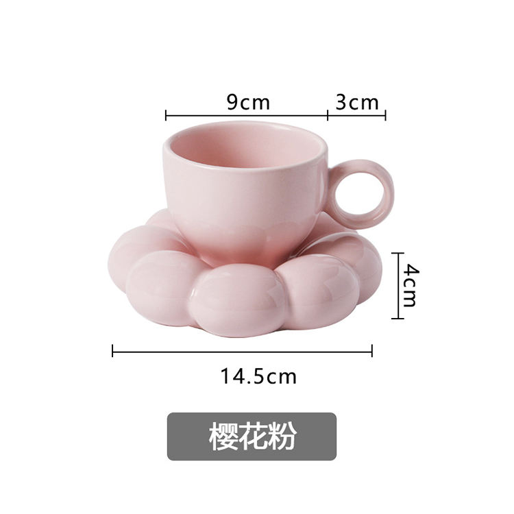 Juego de taza y platillo de té rosa.
