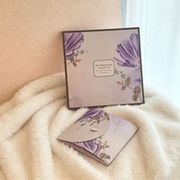 Boîte cadeau enveloppe à imprimé floral violet avec fermoir en forme de cœur pour l'emballage de foulards en soie et de lingerie