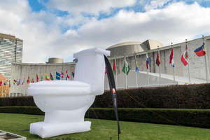 نموذج مقعد مرحاض قابل للنفخ عملاق مخصص للإعلانات في الفعاليات - Product Image 3