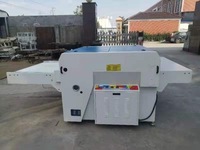 Presse automatique pour le thermocollage des cols en tissu