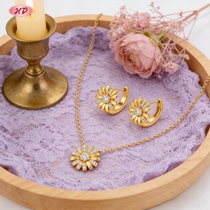 เครื่องประดับเฮงเตี้ยน ต่างหูห่วงรูปดอกเดซี่ชุบทอง 18K และจี้ ชุดเครื่องประดับแฟชั่นขายส่ง สำหรับผู้หญิง ลุคฤดูใบไม้ผลิ/เดท/ปาร์ตี้ - Product Image 6