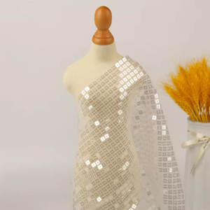 Tissu en sequins recyclés LIHUAN, rose, en filet français, 100% polyester, broderie de sequins, écologique, poids moyen, largeur 125 cm - Product Image 1