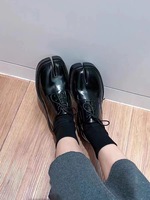 2025 nouvelles chaussures à bout fendu à semelles épaisses, chaussures en fer à cheval de Style britannique pour femmes à lacets petites chaussures en cuir, chaussures Pigfoot