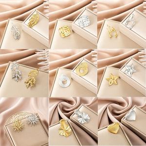 Pendientes de botón de oro para mujer, con textura de corazón, hoja y flor, de acero inoxidable, geométricos exagerados, modernos, chapados en oro de 14K, personalizados para fiesta - Product Image 2