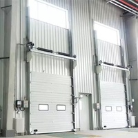 Porte sectionnelle industrielle d'usine avec accès piétonnier, porte automatique sectionnelle