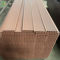 Planches de terrasse en bois composite antidérapantes et imperméables au design moderne pour jardin piscine Revêtement de sol en grain de bois extérieur durable brossé