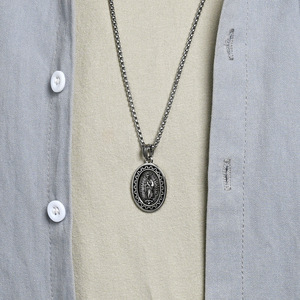 Collar clásico retro y único de la Virgen María, colgante versátil de acero de titanio estilo punk para hombre, estilo urbano. - Product Image 3