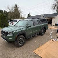 Prix d'usine pour la couverture de benne en alliage d'aluminium pour pick-up Nissan Frontier PRO-4X avec panneaux Molle et rails de toit, design 2026