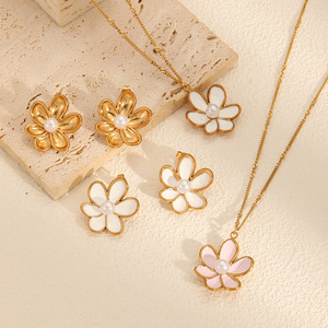 ชุดเครื่องประดับดอกไม้เคลือบเงาไข่มุกทอง 18K ขายส่ง ต่างหูและสร้อยคอสแตนเลสสำหรับงานแต่งงาน งานปาร์ตี้ งานหมั้น แฟชั่นทันสมัย - Product Image 2
