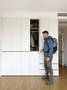 Armoire autoportante verrouillable pour appartements partagés, unité de rangement de chambre en bois massif à assembler soi-même - Product Image 3