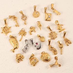 Valise, chapeau et lunettes |   Charmes en émail en acier inoxydable plaqué or 18 carats |   Pendentifs soleil, lune, cœur, appareil photo et beigne pour bricolage - Product Image 6