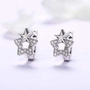 Orecchini a lobo con cristalli a forma di stella per donna, in argento 925 placcato rodio color oro bianco, gioielli da indossare tutti i giorni - Product Image 1