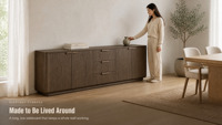 Meuble TV moderne en bois de chêne grainé, buffet 4 portes 3 tiroirs, console multimédia avec poignées en acier inoxydable pour salon et salle de bain