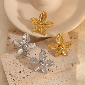 Boucles d'oreilles clous fleur en acier inoxydable plaqué or 18 carats pour femme, usage quotidien - Product Image 2