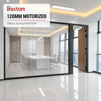 Cloison modulaire de 120 mm avec persiennes motorisées intégrées pour salles d'exposition, studios et bureaux modernes
