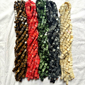 Perles en résine carrées de 12 mm de couleur personnalisée de la marque FE en gros |   Boîte de perles géométriques en vrac pour la fabrication de bijoux - Product Image 1
