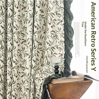 Rideau occultant en polyester tissé de la collection Heritage avec motif floral pour fenêtre du sol au plafond dans le salon