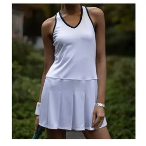 تنورة رياضية مخصصة للنساء للبيع بالجملة من البوليستر برقبة حرف V تنورة بيضاء للنساء لممارسة التنس