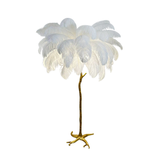Lampadaire 35 <span class=keywords><strong>plumes</strong></span> d'autruche décor moderne de luxe <span class=keywords><strong>avec</strong></span> base en résine dorée excellent éclairage - Product Image 1