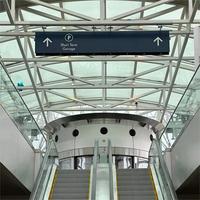 Pylône en aluminium sur mesure pour affichage d'informations aux passagers, guichet de billetterie, signalétique directionnelle, publicité LED et décoration
