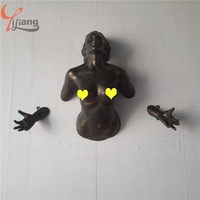 Statue féminine en résine de verre conçue sur mesure pour le processus de galvanoplastie Pop Art Sculpture nue murale de différentes couleurs