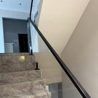 Système de balustrade en verre moderne en acier inoxydable à fixation au sol pour balcon, terrasse et palier