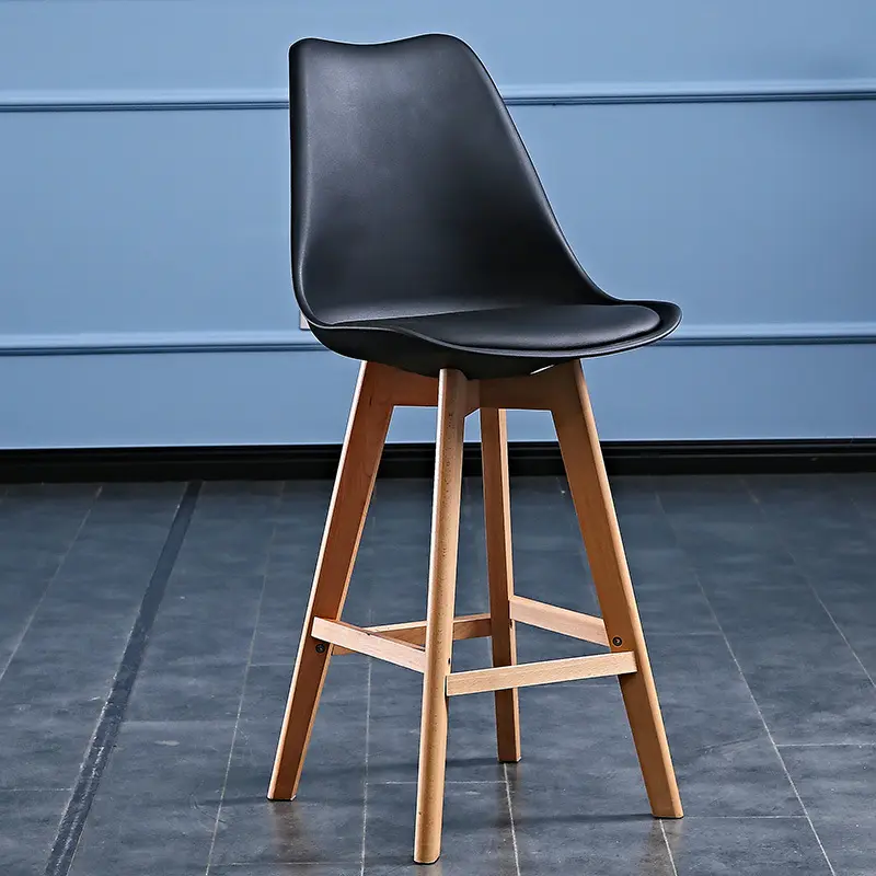 आधुनिक सस्ते सरल डिजाइन मुक्त नमूना आपूर्ति बार कुर्सियों Stackable प्लास्टिक लकड़ी के पैर के साथ तकिया सीट बार दस्त