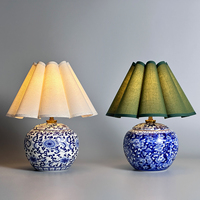 Lampe de table moderne en céramique émaillée rechargeable avec abat-jour en tissu, lampe de table en porcelaine bleue et blanche