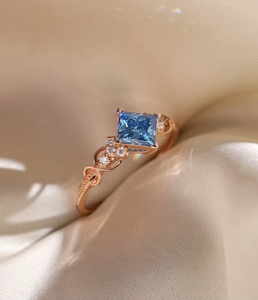 Anillo de Diamantes Azules con Corte Princesa en Oro Rosa y Diamantes Laterales, Joyería Romántica de Compromiso para Mujer - Product Image 2