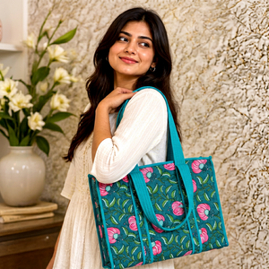 Sac fourre-tout unique de taille moyenne en velours 100% coton matelassé 300 TC, imprimé floral botanique bleu sarcelle et rose, fait main à Jaipur, avec fermeture éclair, prêt pour la plage - Product Image 1