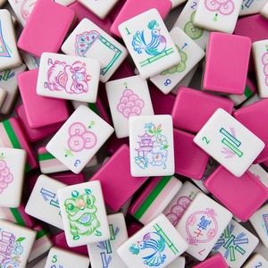 Tuiles de Mahjong de luxe personnalisées en cristal rose américain, durables et résistantes à l'eau, cadeau idéal pour Singapour, le Japon et la Malaisie - Product Image 1