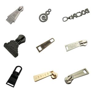 Tirador de Cremallera Personalizado con Logotipo Dorado OEM para Bolsos/Ropa - Product Image 1