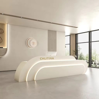 Comptoir de réception moderne sur mesure, long et incurvé, avec éclairage LED encastré, pour bureau, hôtel, salon de beauté