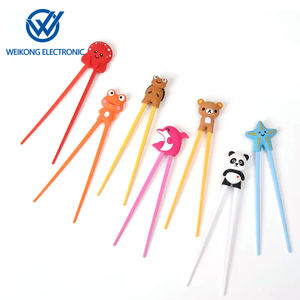 ตะเกียบพลาสติกลายการ์ตูนสัตว์น่ารักสำหรับเด็ก ลายหมี<span class=keywords><strong>แพนด้า</strong></span> เหมาะสำหรับการเรียนรู้พื้นฐาน การฝึกใช้เครื่องใช้ในบ้าน และการฝึกการใช้ตะเกียบกับอาหาร - Product Image 6