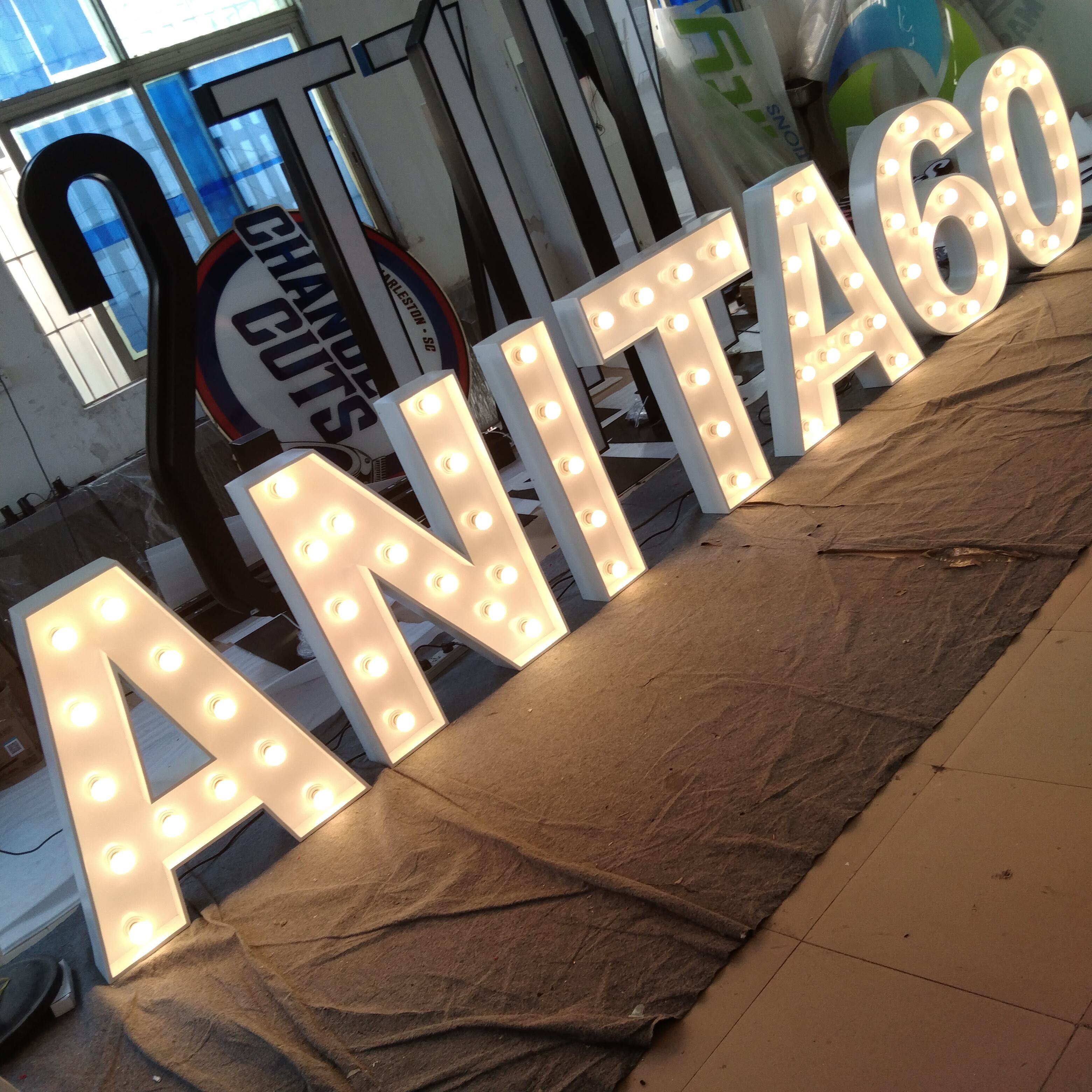 LED マーキーライト文字 - 大きなライトアップライト文字、キラキラ輝く文字、特別なイベント、卒業式、プロム、パーティーの装飾用( LED  マーキーライト文字 - 大きなライトアップライト文字、キラキラ輝く文字、特別なイベント、卒業式、プロム、パーティーの装飾用 ... LED マーキーライト レター - 高さ 3 フィートの装飾用巨大 LED レターライト、キラキラ文字ナイトライト、プロム ウェディ