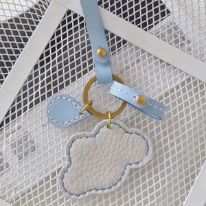 Nuevo Estilo Llavero de Nube Blanca y Gota de Lluvia, Colgante de Aleación para Llaves, Adorno de Bolso con Motivo de Nube, Colgante de Cuero PU para Regalos - Product Image 1