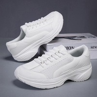 Chaussures basses pour hommes, style chunky, à enfiler, avec lacets élastiques, empeigne en PU et mesh, semelle extérieure en caoutchouc épais absorbant les chocs, pour la marche quotidienne