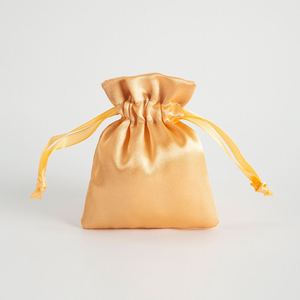 Pochette à bijoux en tissu satiné 7x9cm avec logo personnalisé, pour ranger et transporter bracelets, boucles d'oreilles, colliers, bagues - Product Image 4