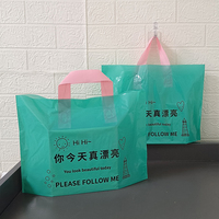 Sac de boutique en plastique recyclable avec poignée renforcée, logo personnalisé en stock pour l'emballage des achats