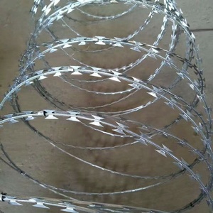 גדר תיל קרוס עמיד וחזק במיוחד מגולוון בחום בצבע כסף, אבטחה מקסימלית נגד טיפוס - Product Image 3