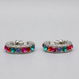 Pendientes Huggie Plateados con Cristales de Colores y Engaste de Canal para Mujer, Joyería Moderna para Uso Diario - Product Image 5